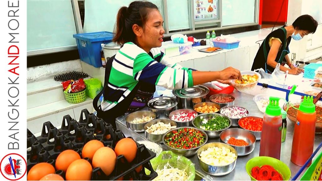 Thai Style Omelette Street Food | BANGKOK In The Morning