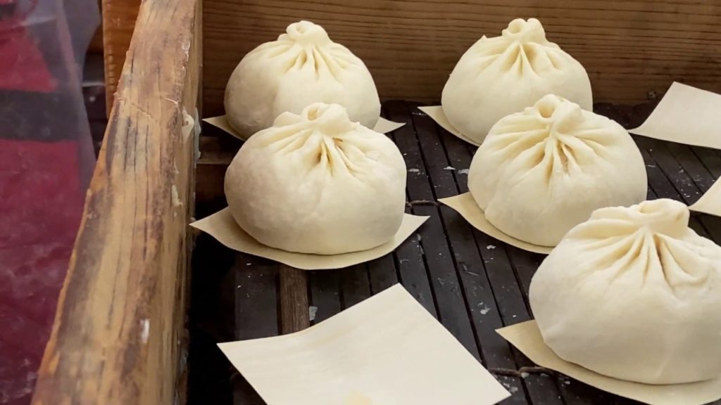 A shop where you can have a line. Pork bun of famous store  551HORAI | japanese food