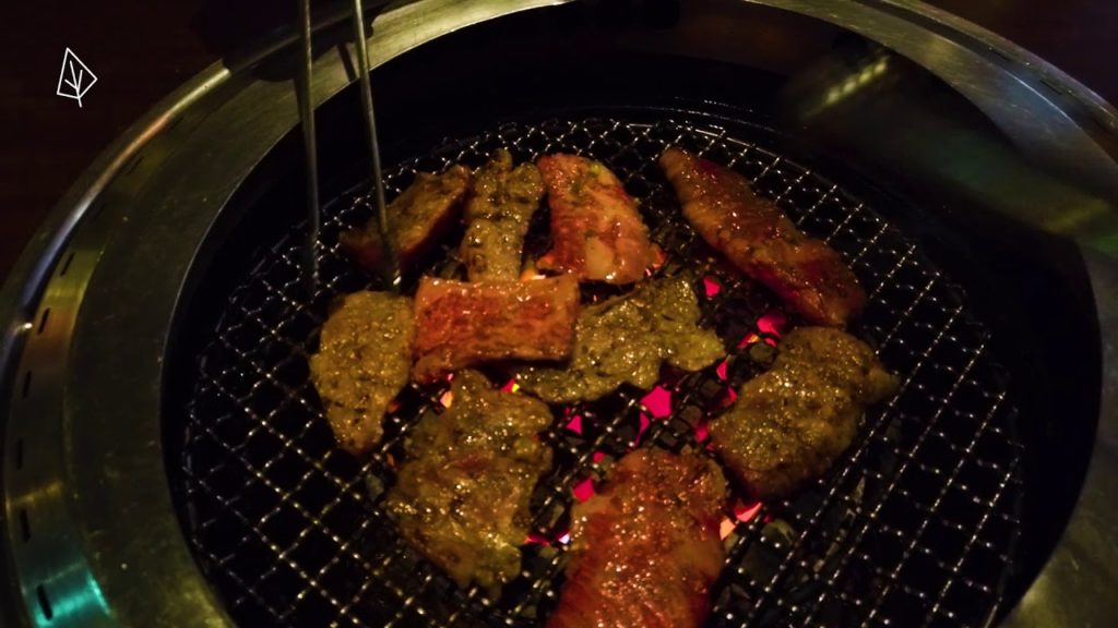 昏暗的烤肉店品尝韩式烤肉配上日本和牛 | Korean barbeque with Japanese Wagyu