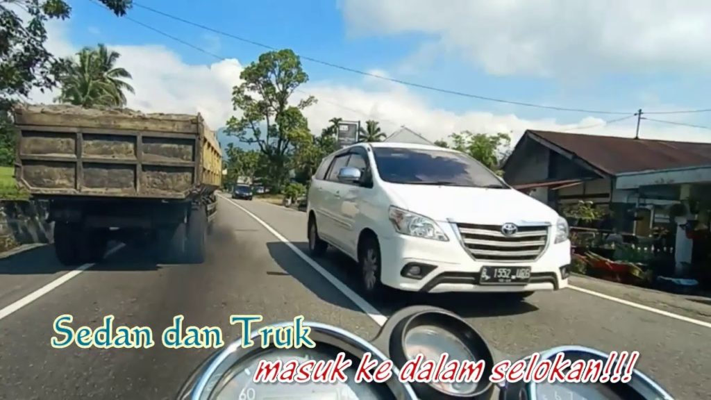 Perjalanan Sicincin menuju Padang Panjang, Sedan dan truk masuk selokan!!!