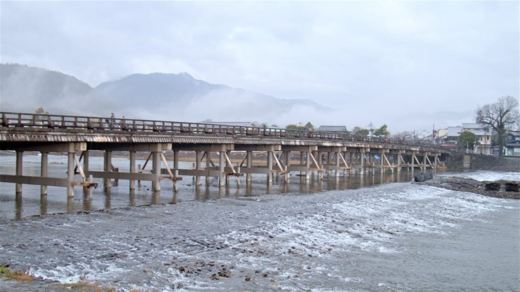 霧と渡月橋 Fog and bridge in Kyoto, Japan【4K】
