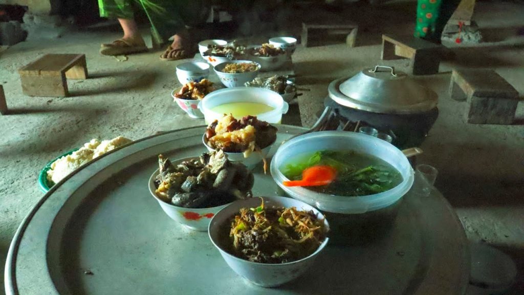 Bữa Cơm Tiếp Đãi Mọi Người Giúp Nhà Em Trồng Ngô | Cuộc Sống Miền Núi