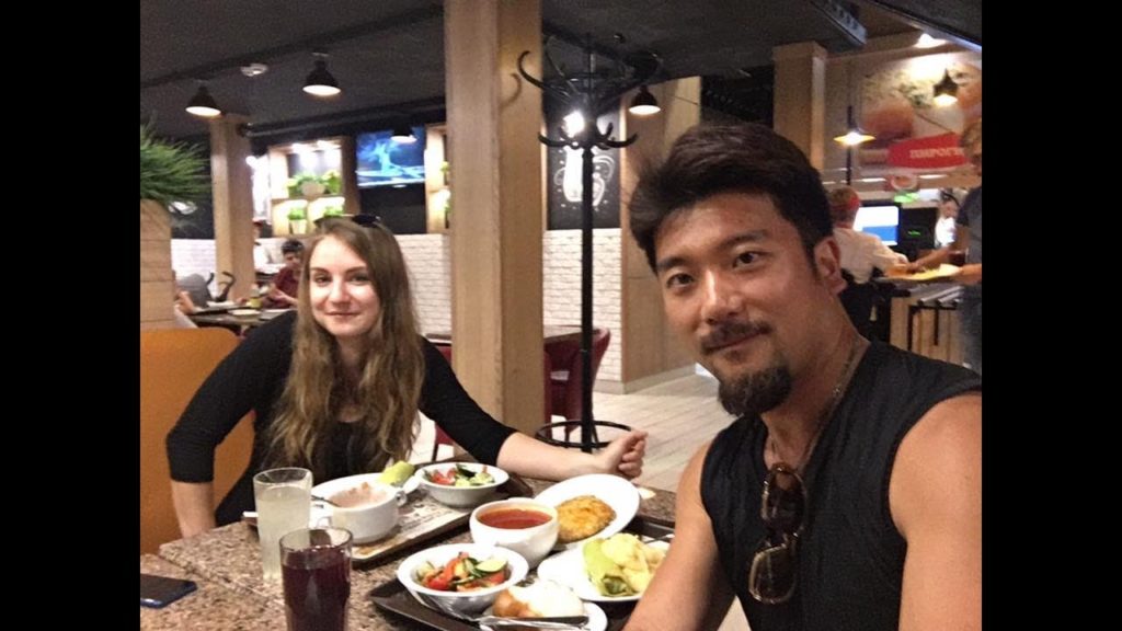 アキーラさん堪能！フィンランド人女性と食事！ウクライナ・キエフ・独立広場近くのセルフ式レストラン！Restaurant,Kiev,Ukraine