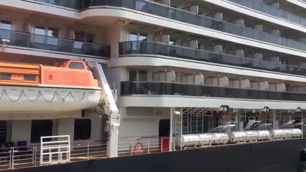 神戸港のクイーン・エリザベス　Queen Elizabeth of the Kobe Port　(2014.3.19)