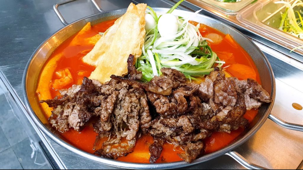 맛있는 소고기에 불맛까지 더한 차돌박이 떡볶이, 잠실 롯데월드, 청년다방 차돌 떡볶이, Grilled beef brisket, Rice Cake. Korean street food