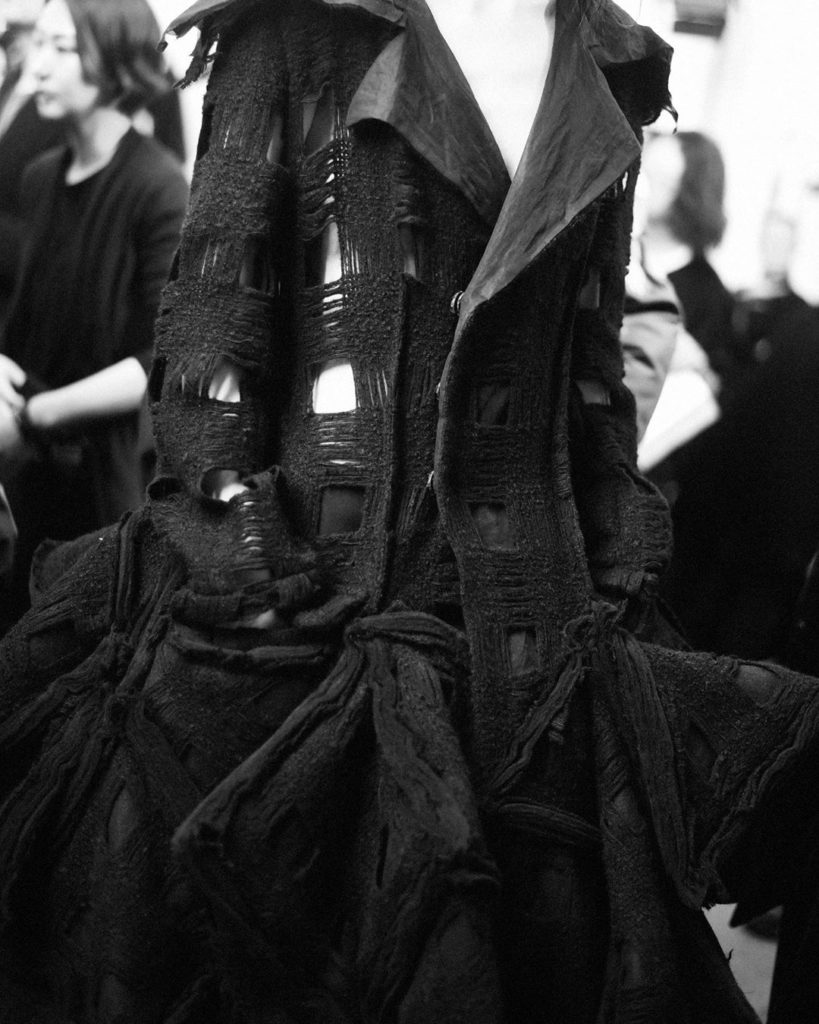 Yohji Yamamoto AW20-21 collection. 
Backstage by @elise_toide
Hair by @eugenesou...