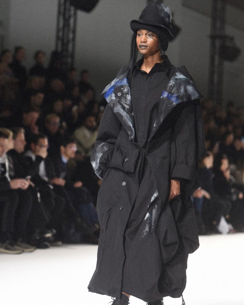 Yohji Yamamoto AW20-21 collection. 
Backstage by @elise_toide
Hair by @eugenesou...