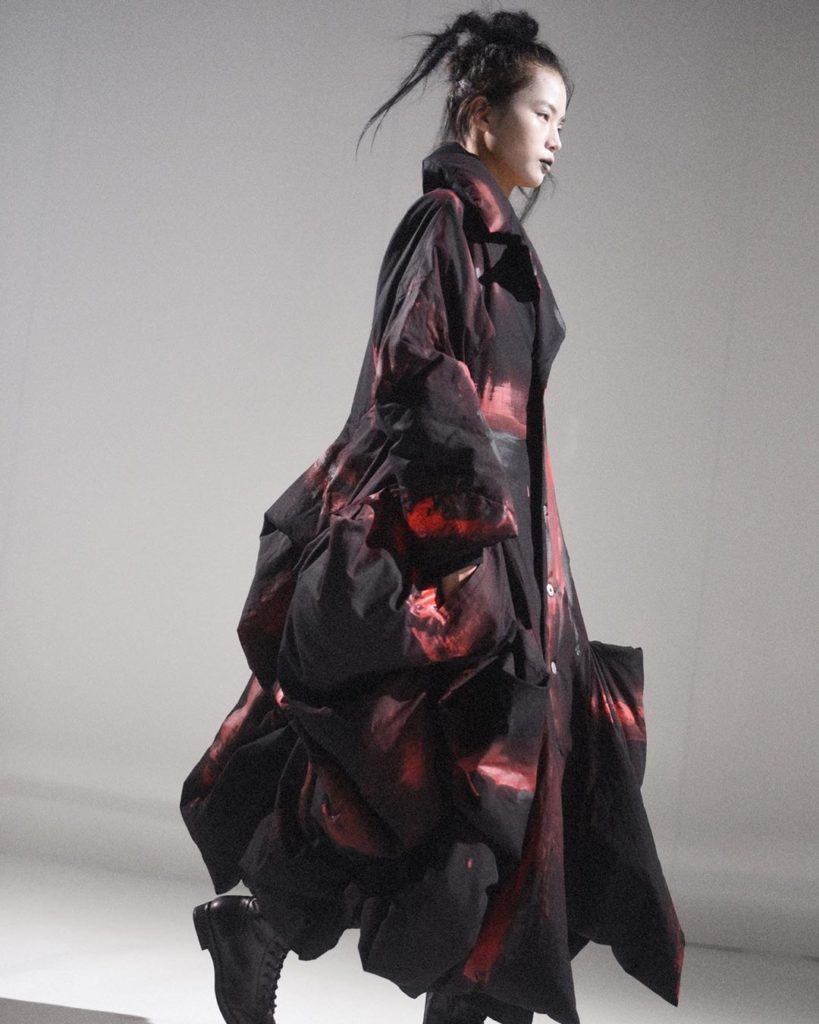 Yohji Yamamoto AW20-21 collection. 
Backstage by @elise_toide
Hair by @eugenesou...
