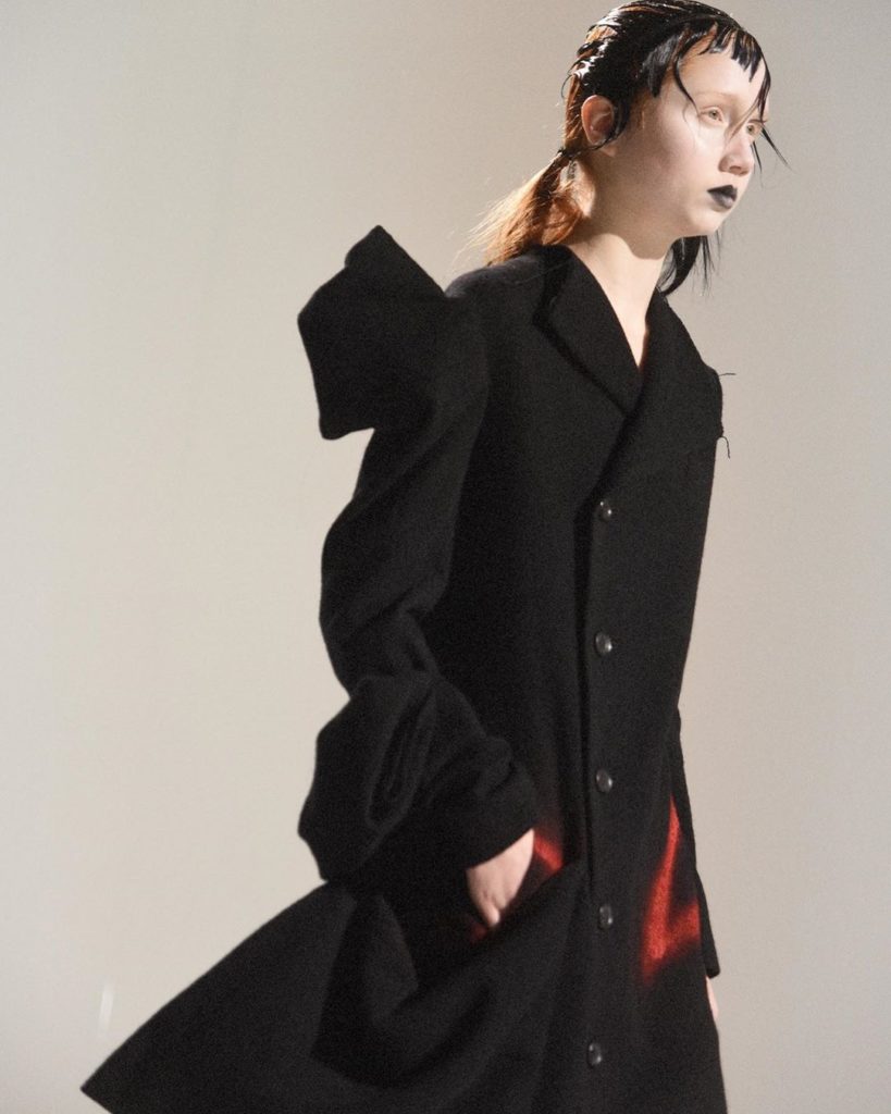 Yohji Yamamoto AW20-21 collection. 
Backstage by @elise_toide
Hair by @eugenesou...