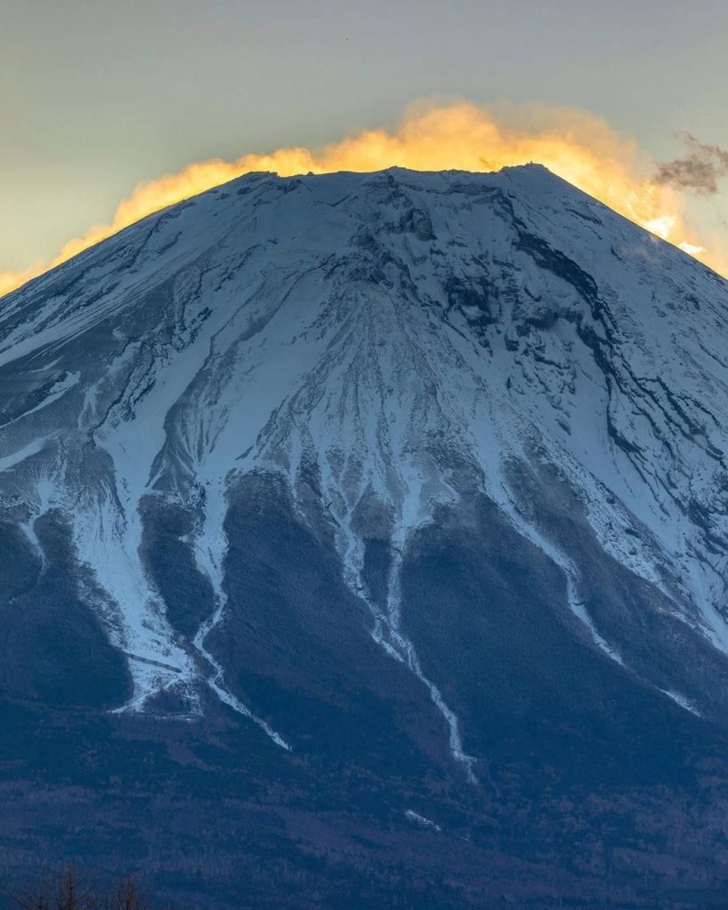 Up close and personal with Mount Fuji .
~
PHOTO CREDIT: @_ta.4224

Tag  photos #...