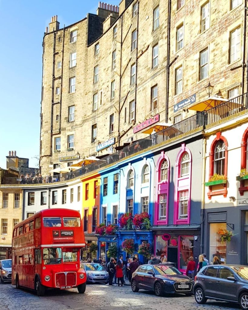 .
Victoria Street in Edinburgh brims with color and energy
#ChargeUpMarch

#エディン...