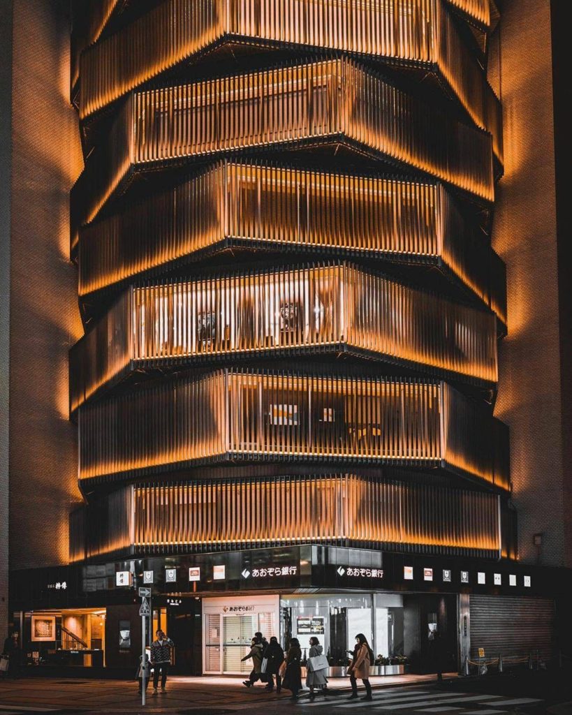 Japan Travel: This is the Yasuyo Building in Shinjuku, which houses some restaurants and other… This is the Yasuyo Building in Shinjuku, which houses some restaurants and other...