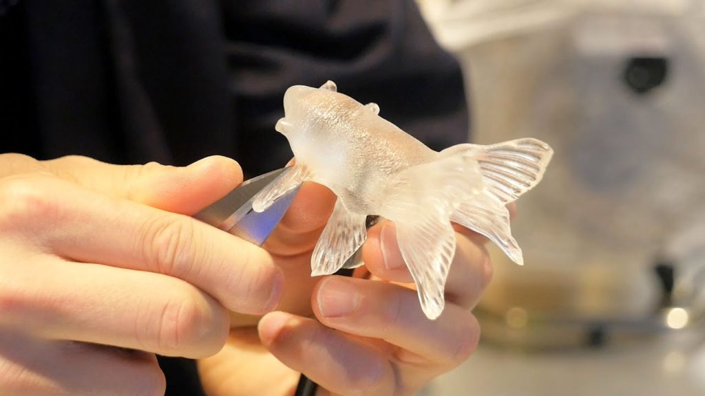 【神業】素手とハサミ1本でつくる飴細工の作り方