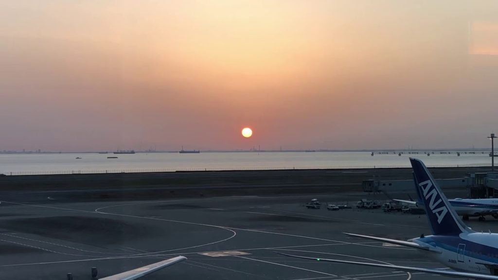 Haneda Airport in beautiful sunrise 朝焼けの羽田（2020年2月）