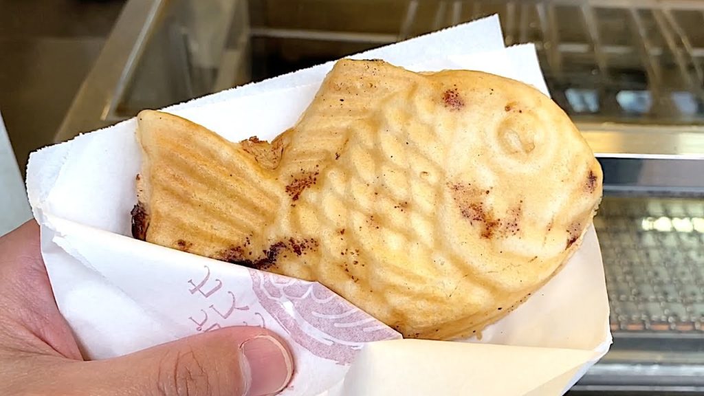 Japanese Street Food in Kyoto - TAIYAKI CAKE Red Bean Sweet Potato Japan 鯛焼 - 鳴門鯛焼本舗 - 三条寺町店