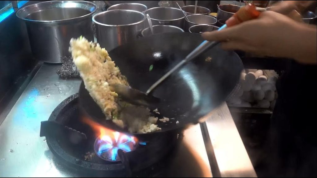 蛋炒飯翻炒技巧 - 台灣街頭美食
