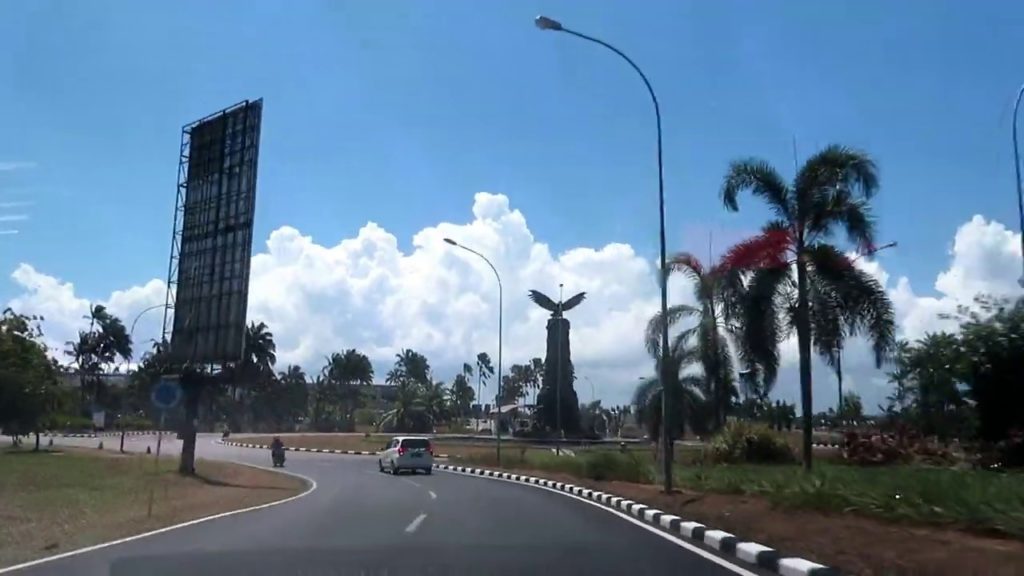 SUASANA JALAN BATAM KOTA MENUJU BANDARA HANG NADIM  LEWAT SIMPANG JAM