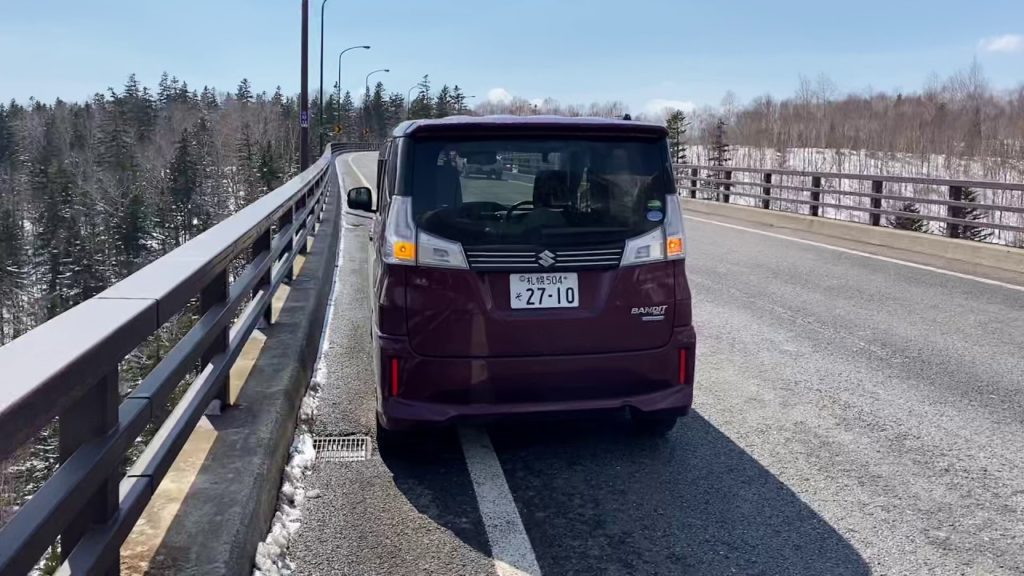 国道273号 松見大橋 大型車が迫力の通過