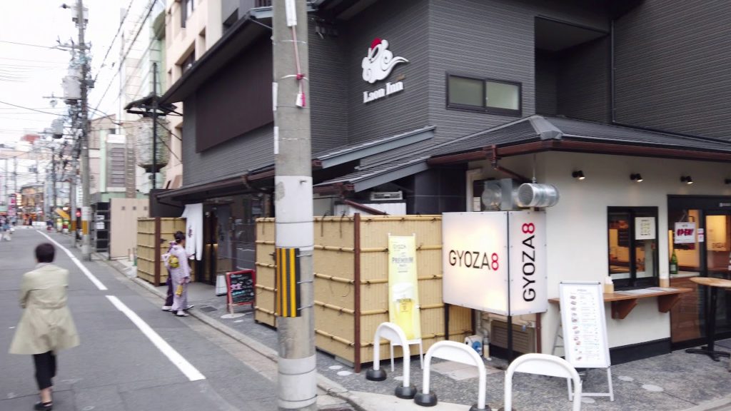 Walk around Kyoto,Gion during the cherry blossom season. Discover traditional Japanese landscapes.