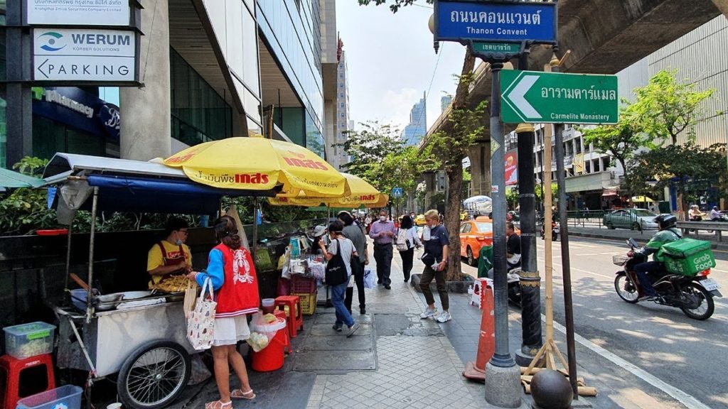 [4K] Bangkok Street Food 2020 | Walking around Saladaeng Soi 2 & Convent Road