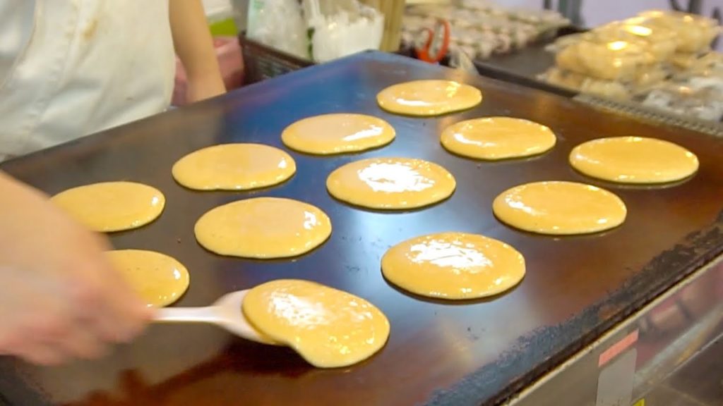 도라에몽도 사랑하는 도라야끼 / ドラ焼き Dorayaki (Red Bean Pancake) – Japanese dessert, Thai Street Food 도라에몽도 사랑하는 도라야끼 / ドラ焼き Dorayaki (Red Bean Pancake) - Japanese dessert, Thai Street Food