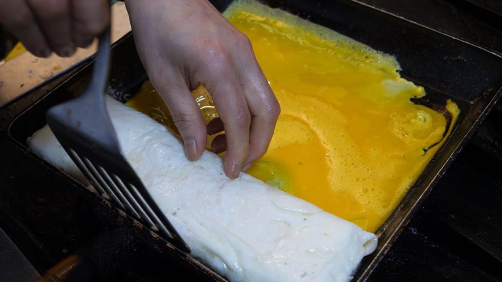 통인시장 명란계란말이 / egg rolled omelet with Pollock roe – korean street food 통인시장 명란계란말이 / egg rolled omelet with Pollock roe - korean street food