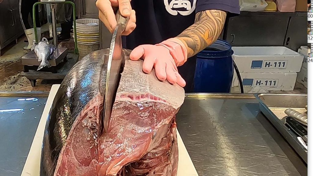 Amazing ! Cutting a whole Yellowfin Tuna for Sashimi黃鰭鮪魚 - Taiwanese Street Food