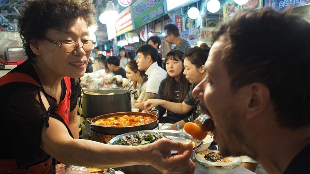 CORÉE DU SUD : STREET-FOOD AU MARCHÉ GWANGJANG DE SÉOUL !