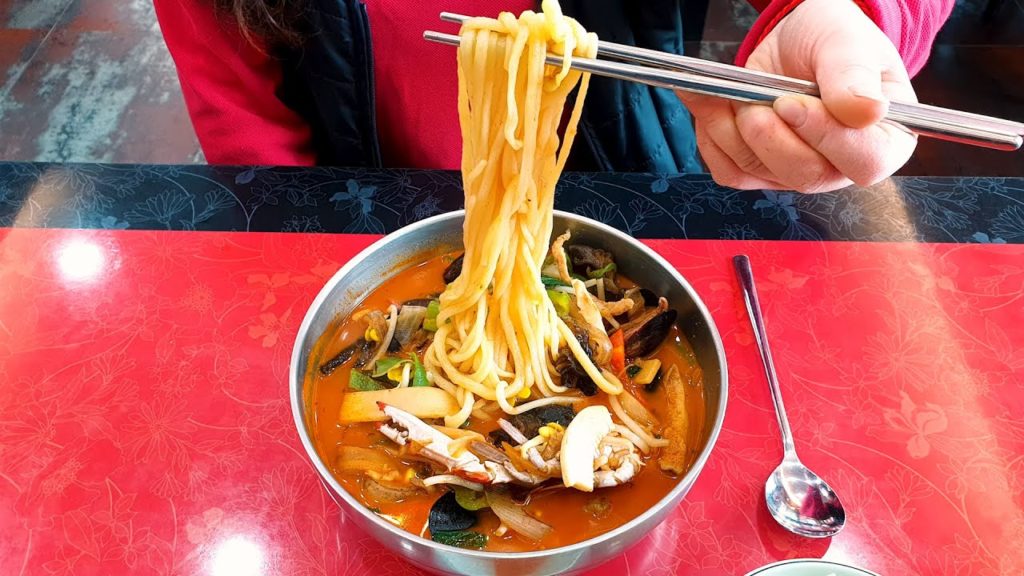 손맛 제대로 살린 달인의 수타 짬뽕, 얼큰한 해물짬뽕, Chinese-style noodles with vegetables and seafood, handmade noodles
