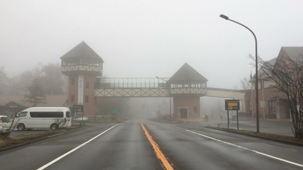 草津温泉 道路状況 2020.4.12　6時頃　曇り　0℃　国道292号線