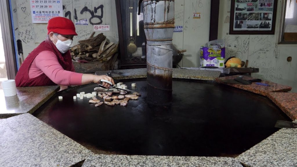 거대한 드럼통 두부 김치 두루치기 / giant drum roast pork / korean street food 거대한 드럼통 두부 김치 두루치기 / giant drum roast pork / korean street food