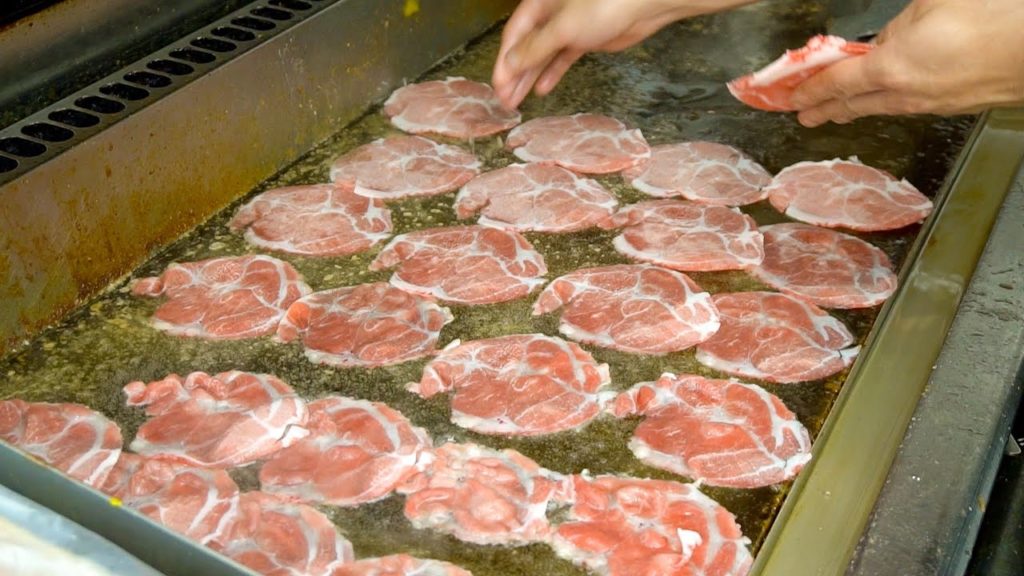 줄서서 먹는 직화 소고기덮밥 / Taiwanese Beef Bowl with Egg - Street Food