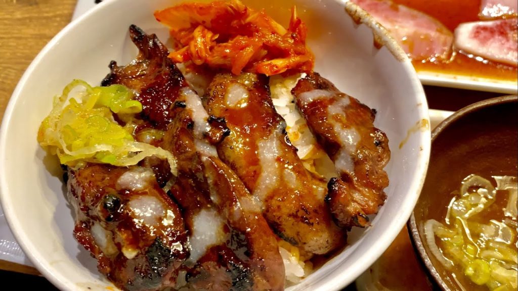 Eating savory yakiniku | japanese food