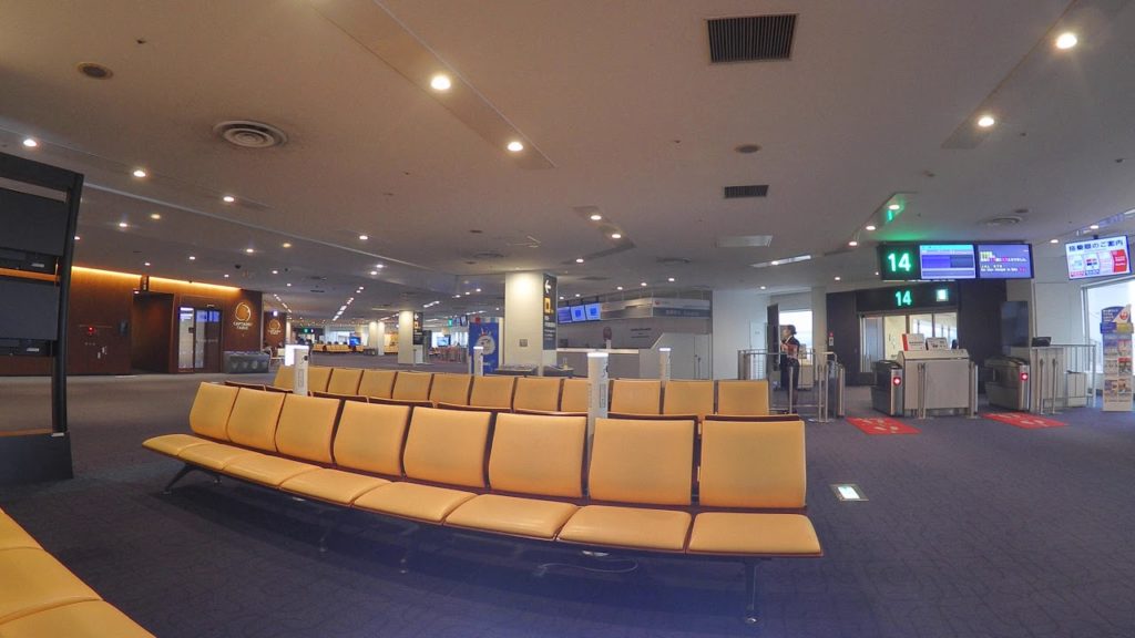 全員マスク？　羽田空港　閑散　午後４時　Japan Tokyo Airport nearly empty as virus stymies air travel