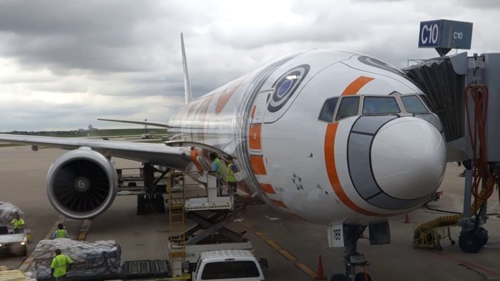 BB-8 ANA Jet 777-300ER Encounter | Chicago Landing | Wing Flap Vortex Vapor Trail
