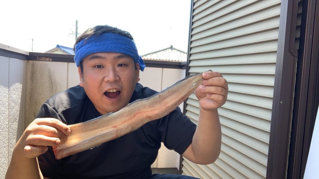 うなぎを焼いてます