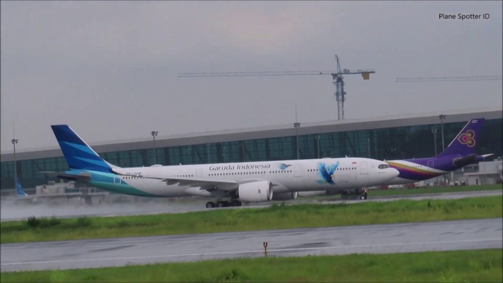 Take Off Saat Hujan Deras, Pesawat Garuda Indonesia Airbus A330-900 Neo di Bandara Soekarno Hatta