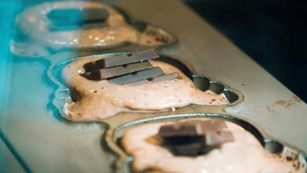 黒いコアラのマーチ焼 in ロッテリア ∥ Koala-shaped Bread in Japan ∥ Japanese Street Food