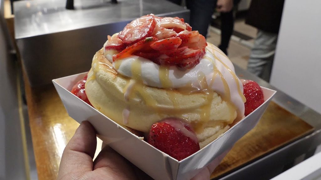 딸기 가득 수플레 팬케익 / strawberry souffle pancakes / taiwanese street food 딸기 가득 수플레 팬케익 / strawberry souffle pancakes / taiwanese street food