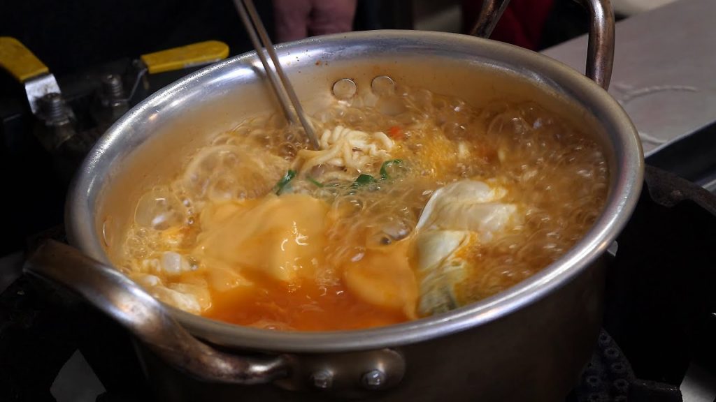 신촌 박스퀘어 치즈 라면 / korean cheese noodle / korean street food 신촌 박스퀘어 치즈 라면 / korean cheese noodle / korean street food
