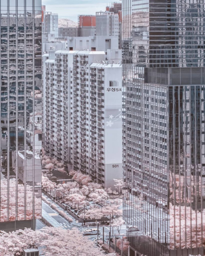 Glossy mirrors in #seoul #korea # 
.
.
.
.  Just had a horror movie marathon. Ho...