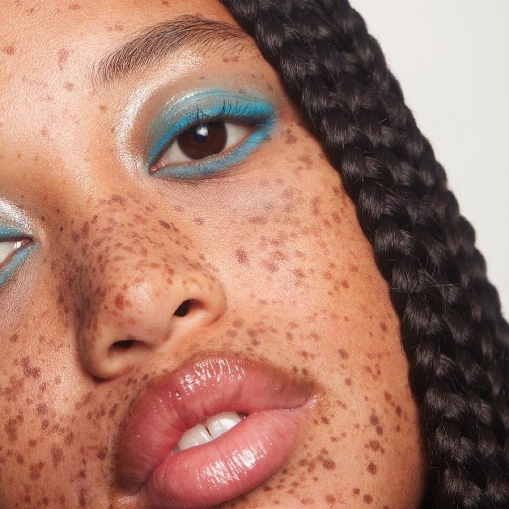 File Under: bright and balanced. Makeup artist @lisetgarza lets lids take center...