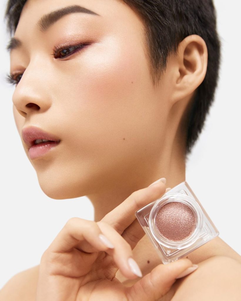 Need a quick pick-me-up? Aura Dew offers an instant boost of all-over radiance. ...