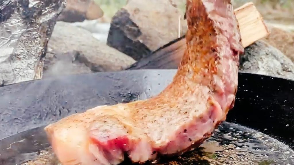 ［ソロキャンプ］渓流で和牛サーロインステーキ300gを食らってみた。Solo camp I tried  wagyu sirloin steak in the mountain stream.