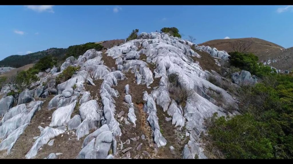 [4Kドローン空撮]野焼き後の平尾台の様子です(2018年3月撮影)