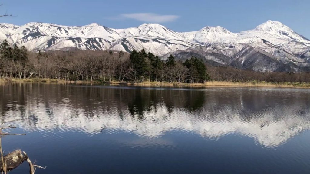 北海道旅行、知床五湖の雪が残る知床連山と湖の景色は最高🥳。熊よけの鈴と風の音に癒された瞬間でした。2019年のGW／Views of Shiretoko Five Lakes