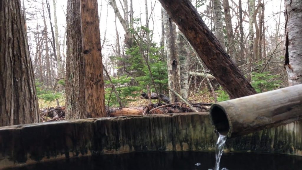 北海道旅行、屈斜路湖畔の森の中にあるペンションの露天風呂です。大きな樽のお風呂で自然の中で満喫してリフレッシュしました😊。2019年のGW／Open-air bath