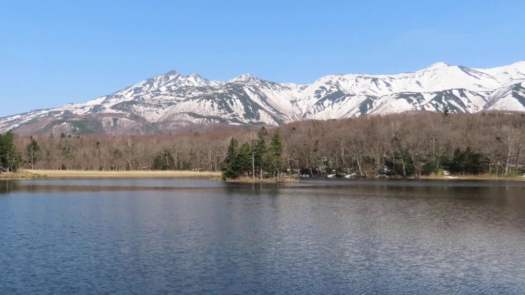 北海道旅行、知床五湖の雪が残る知床連山と湖の景色は最高な瞬間🥳。湖がとても綺麗😊。2019年のGW／Shiretoko Five Lakes and Shiretoko Mountain Range