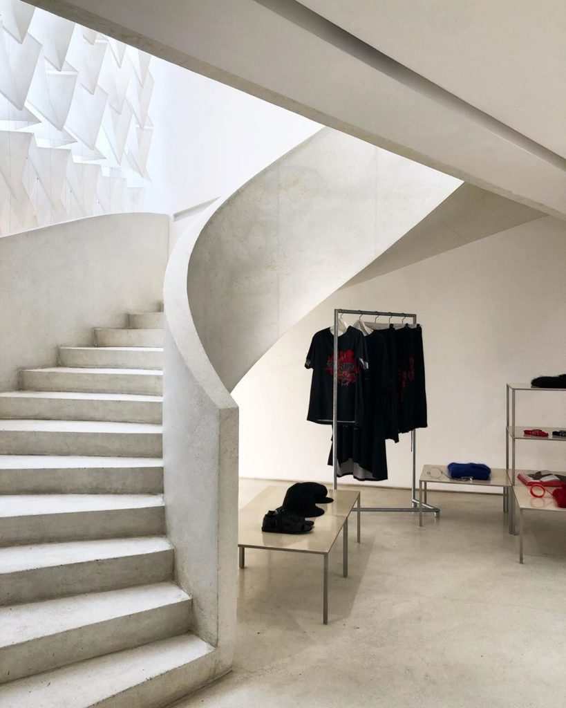 Yohji Yamamoto: We are happy to see you again.
Yohji Yamamoto and Y’s Yohji Yamamoto Paris stor… We are happy to see you again.
Yohji Yamamoto and Y’s Yohji Yamamoto Paris stor...