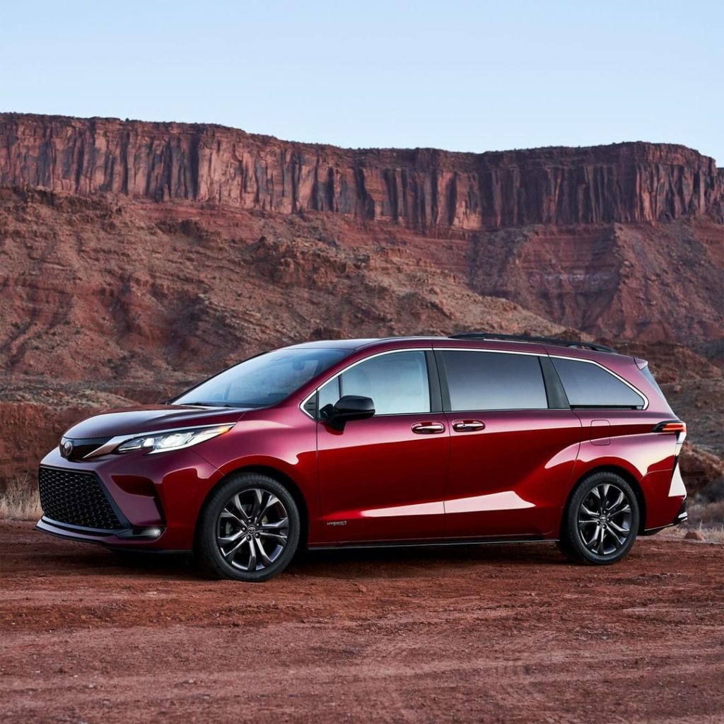 With 20-inch dark clad wheels and dark, sporty accents, the #Sienna XSE belongs ...